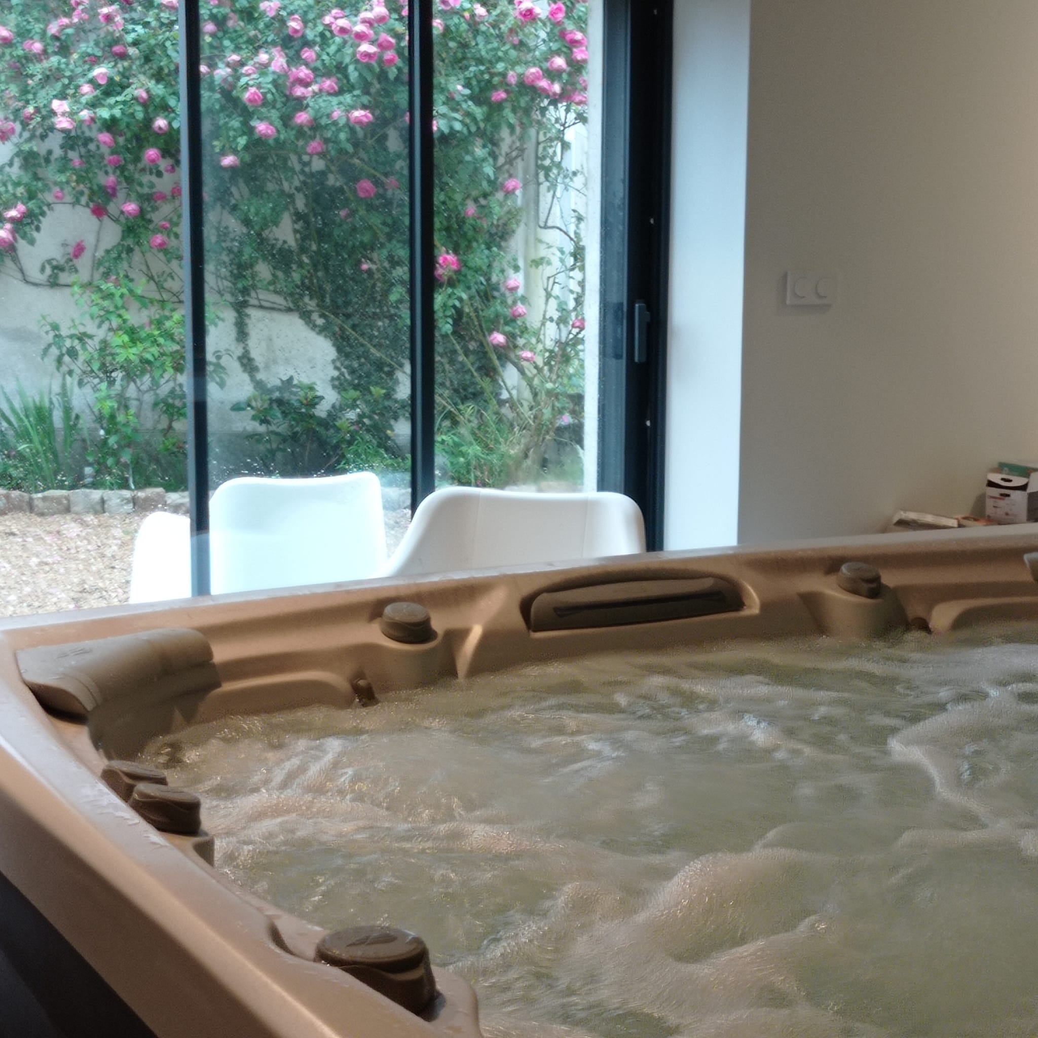 Terrasse en bois avec salon de jardin et jacuzzi rond