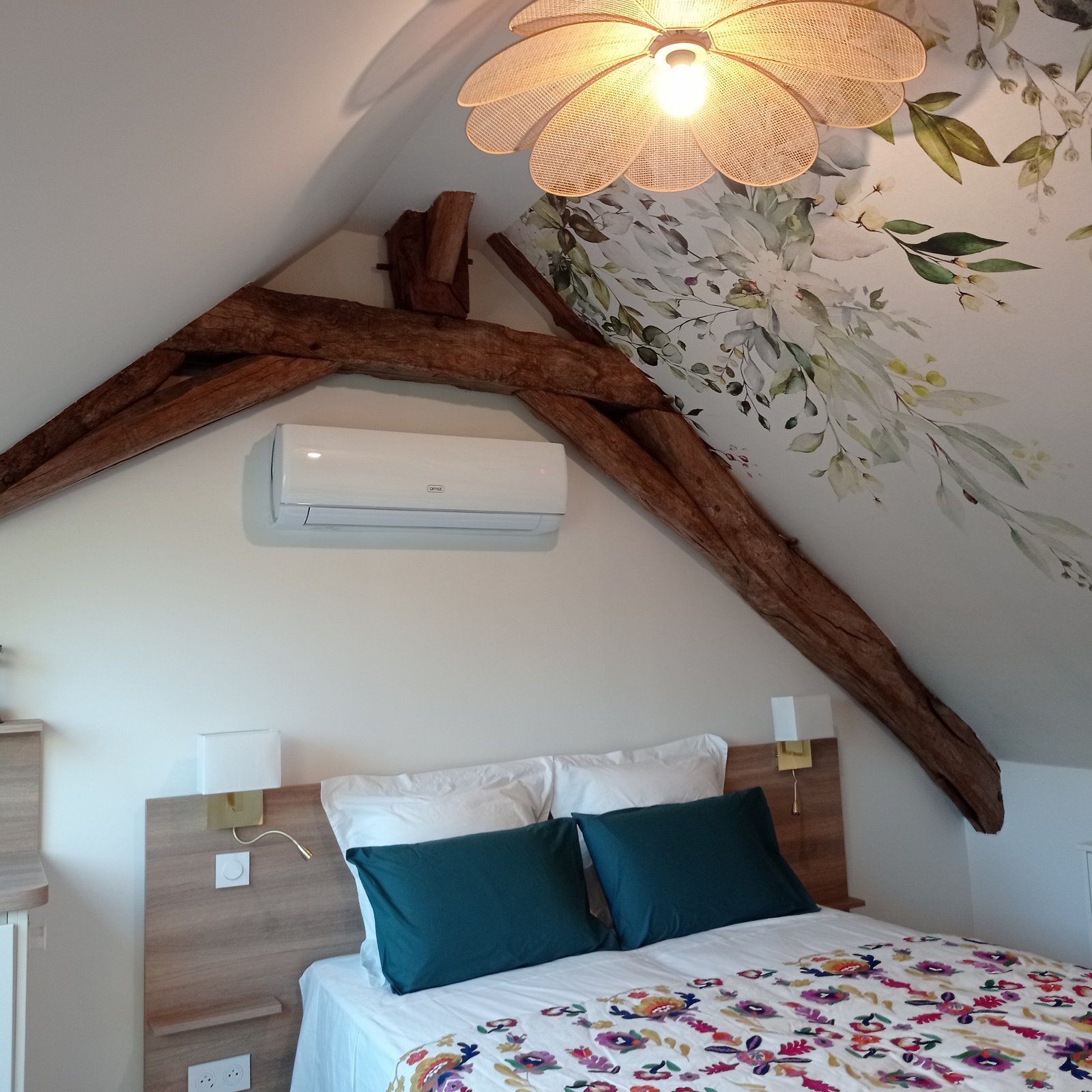 Chambre élégante avec literie haut confort queen size